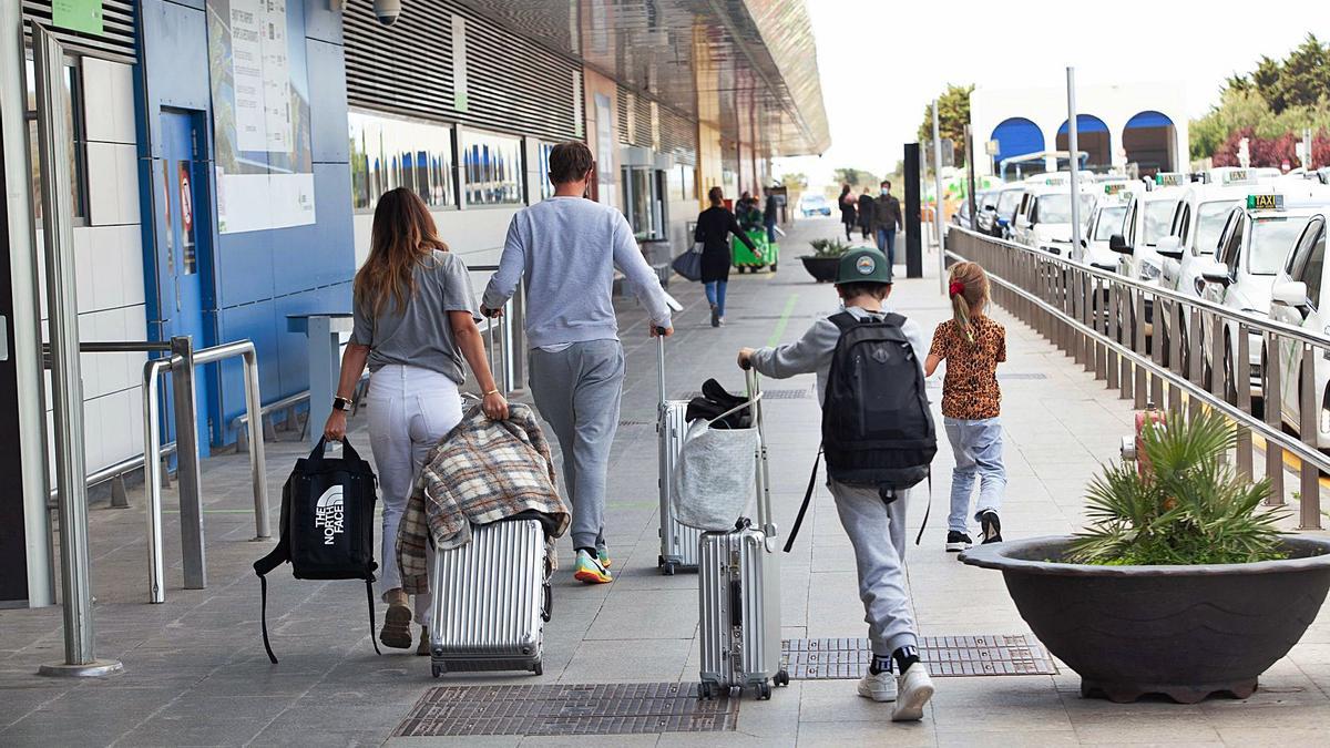 Una familia a su llegada al aeropuerto.