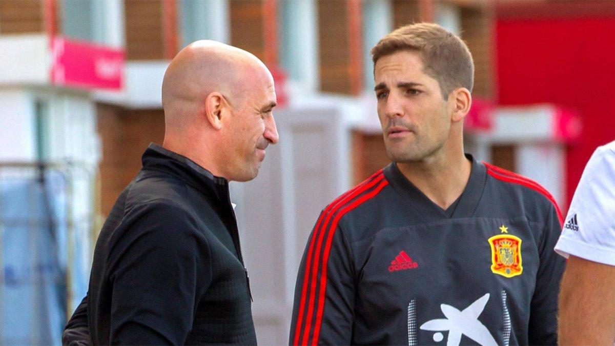 Luis Rubiales y Gerard Moreno en una concentración de la selección española