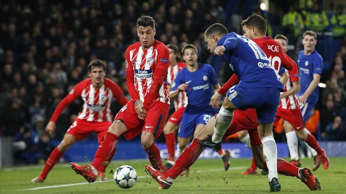 Hazard dispara en la jugada que acabó con gol en propia puerta de Savic