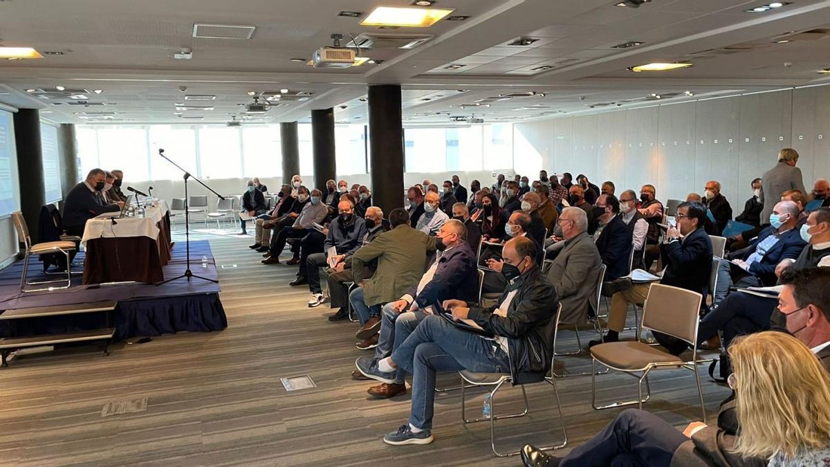 Un momento de la asamblea de los regantes celebrada ayer en Murcia.