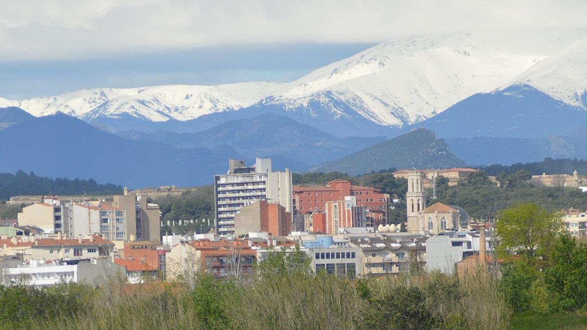 Vista general de Figueres, aquest abril, amb el Canigó nevat al fons.
