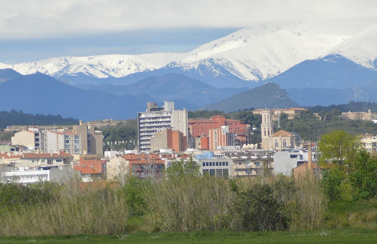 Vista general de Figueres, aquest abril, amb el Canigó nevat al fons.