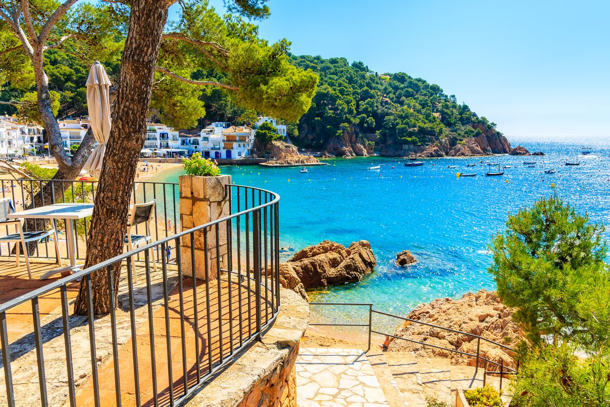 A pocos pasos de la playa de arena y la bahía en la ciudad costera de Tamariu, Costa Brava, España.
