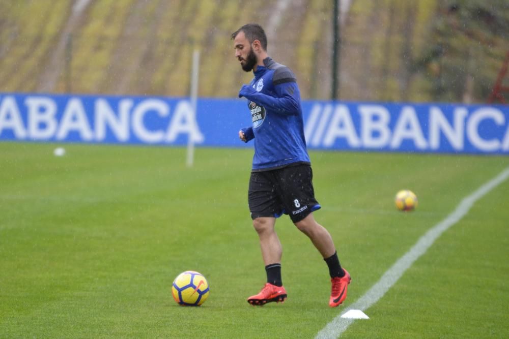 Cristóbal Parralo programó una sesión en Abegondo con ejercicios tácticos de ataque y defensa. El entrenamiento concluyó con un partido de once contra once.