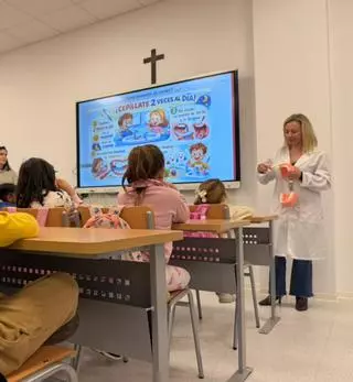 La iniciativa ‘Aula Sana’ de la UCAM acerca la salud bucodental a los escolares