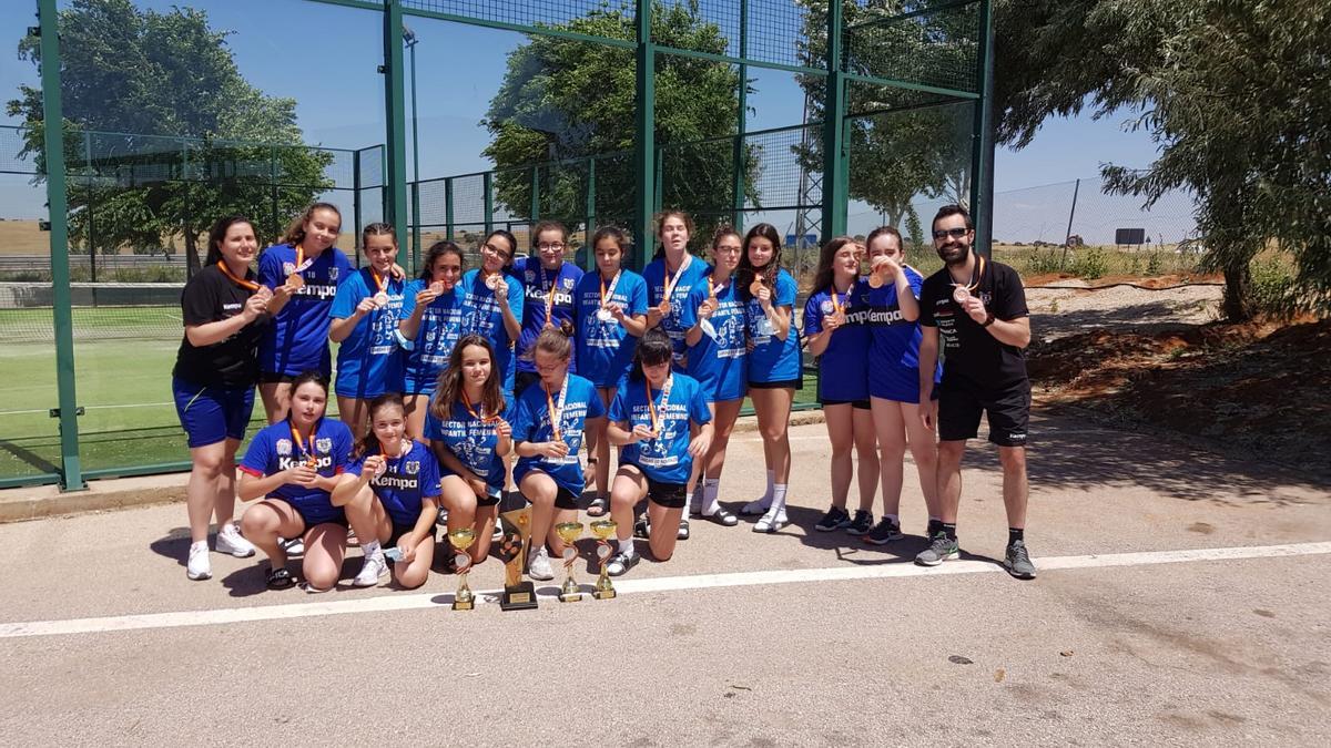 La plantilla canguesa posa con sus medallas y los trofeos logrados en el Campeonato de España.