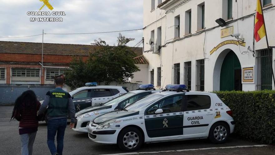 Una de las detenidas llegando al cuartel de la Guardia Civil.