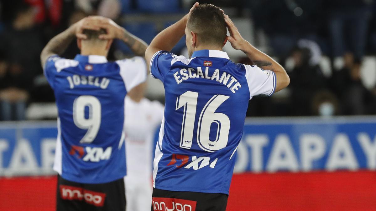 Los jugadores del Alavés se lamentan tras una ocasión fallada.