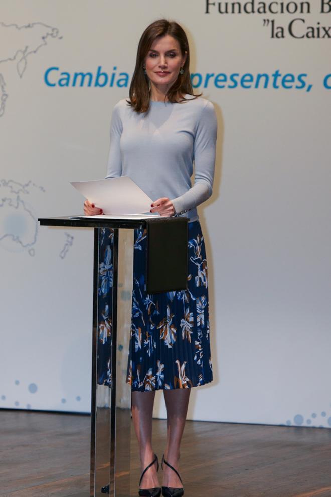 El look de Letizia Ortiz con jersey de punto gris, falda de Hugo Boss y pendientes de Coolook
