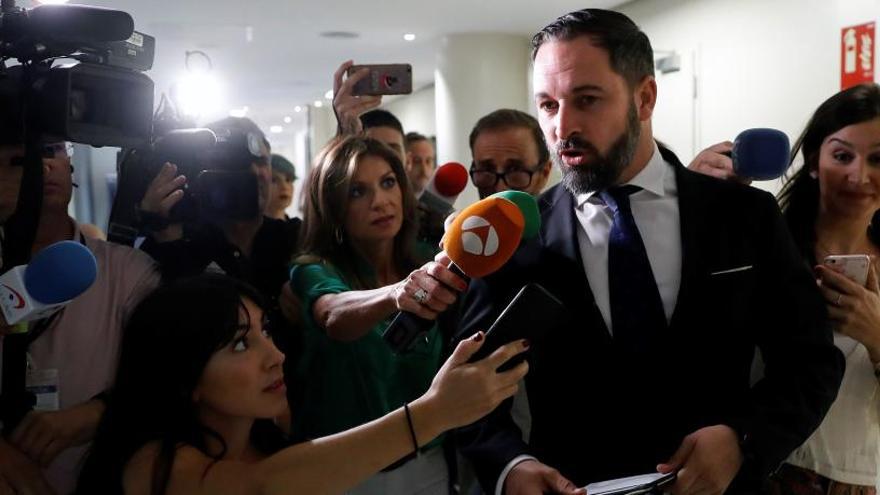 Los periodistas rodean a Abascal a su llegada al Congreso.