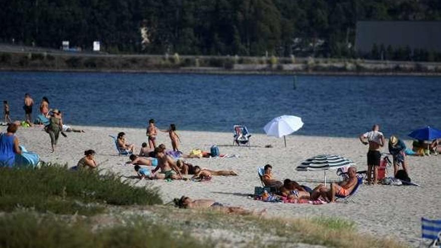 Bañistas en la playa de Lourido ayer por la tarde. // Gustavo Santos