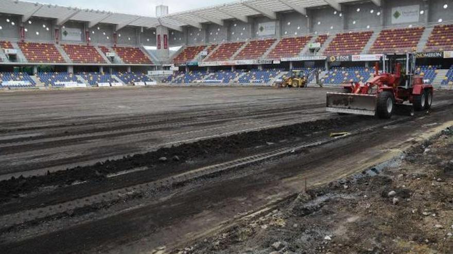 Máquinas trabajando durante una de las primeras fases de la reforma del estadio de Pasarón.  // R. Vázquez