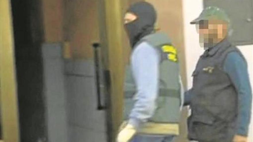 La Guardia Civil irrumpe en un piso de Las Fuentes en busca de un arsenal
