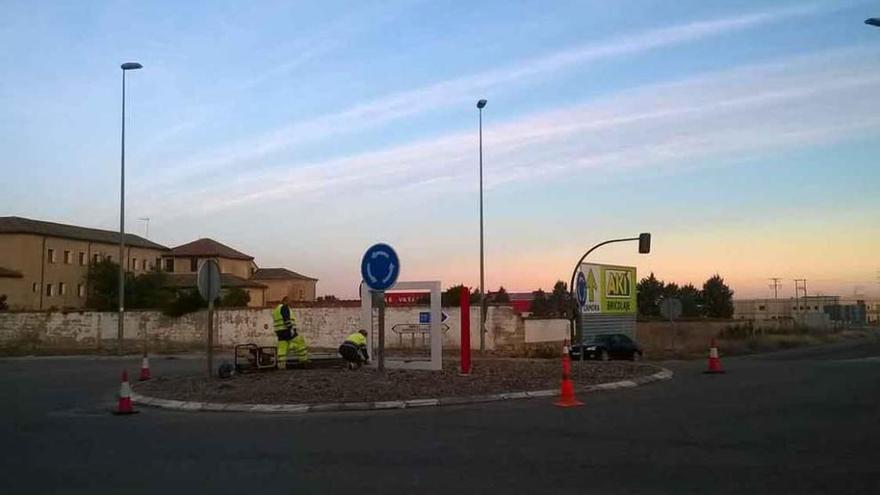 Operarios municipales proceden a desmontar la estructura metálica instalada en la glorieta. Foto