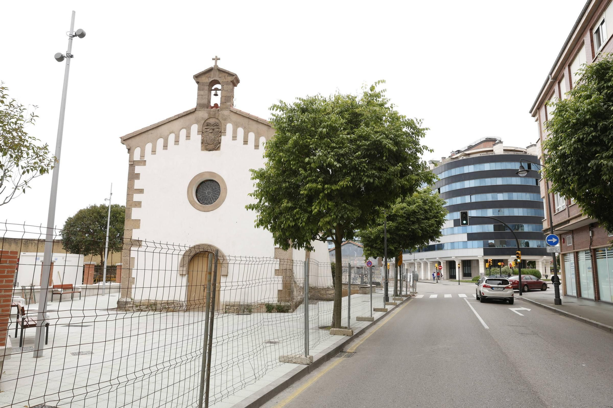 Así ha quedado la urbanización del entorno de la capilla de San Esteban del Mar de Gijón (en imágenes)