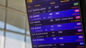 Panel de vuelos del aeropuerto del Prat de Barcelona, el pasado enero.