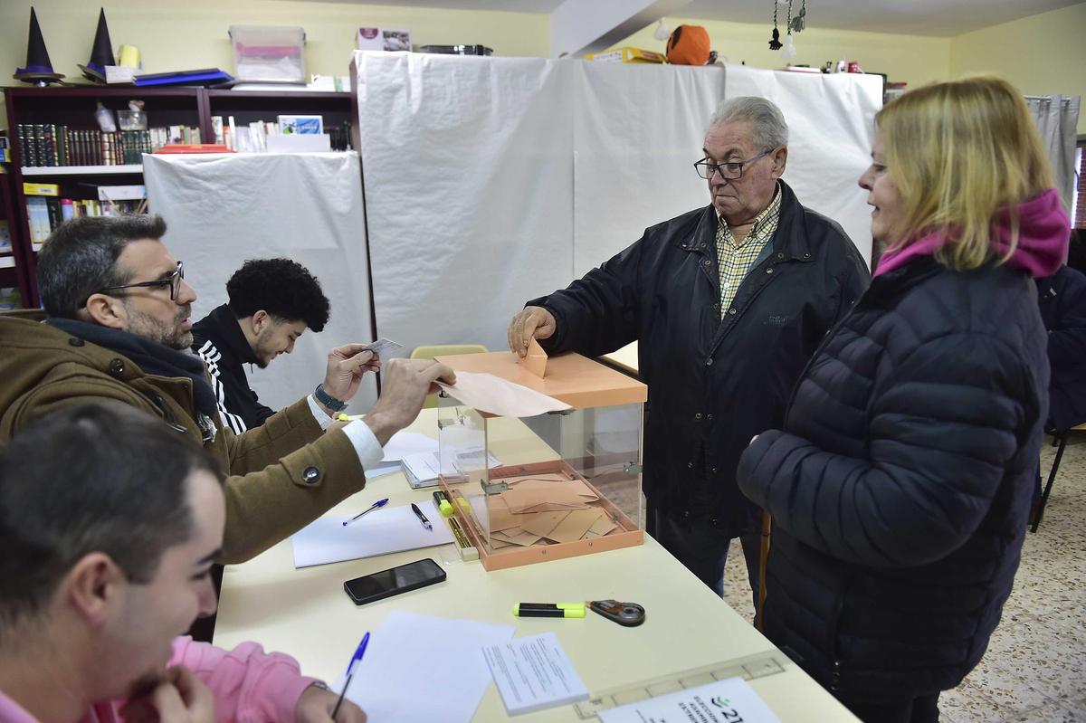 Fotogalería | Elecciones en Extremadura: Así votan este 21D en Jarilla y Villar de Plasencia