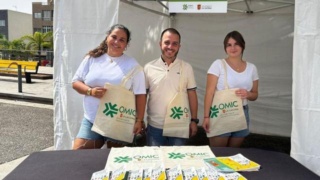 El edil rSergio Eiroa con dos de las personas encargadas de la campaña de la vuelta al cole.