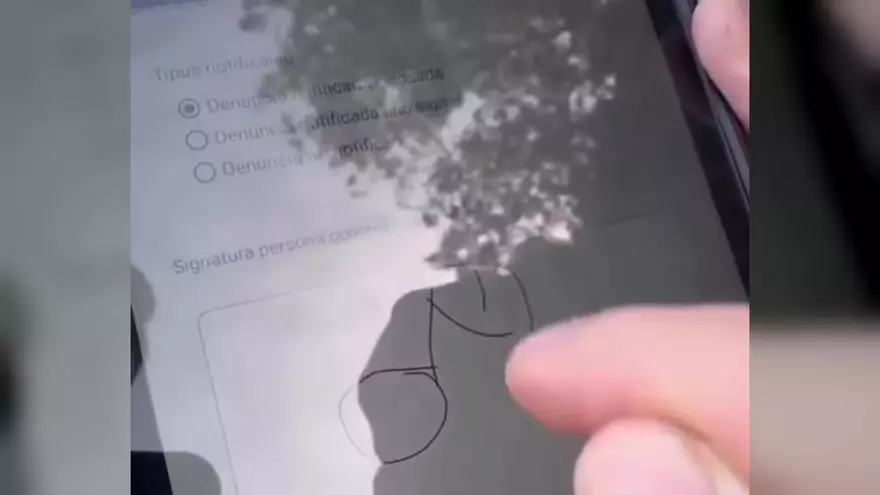 VÍDEO | El motorista que va signar una multa de Mossos amb un penis... i després va fer marxa enrere