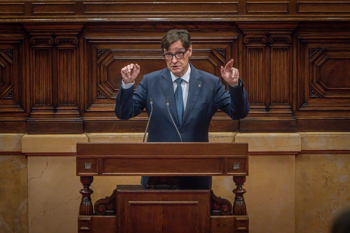 Barcelona, 01/10/2025 Política. Debate de política general en el Parlament. Intervenció dels grups parlamentaris i debat amb el presiden. FOTOS: Salvador Illa, replica a la intervención de el líder del Partido Popular catalán, Alejandro Fernández durante el debate de política general. AUTOR: MANU MITRU