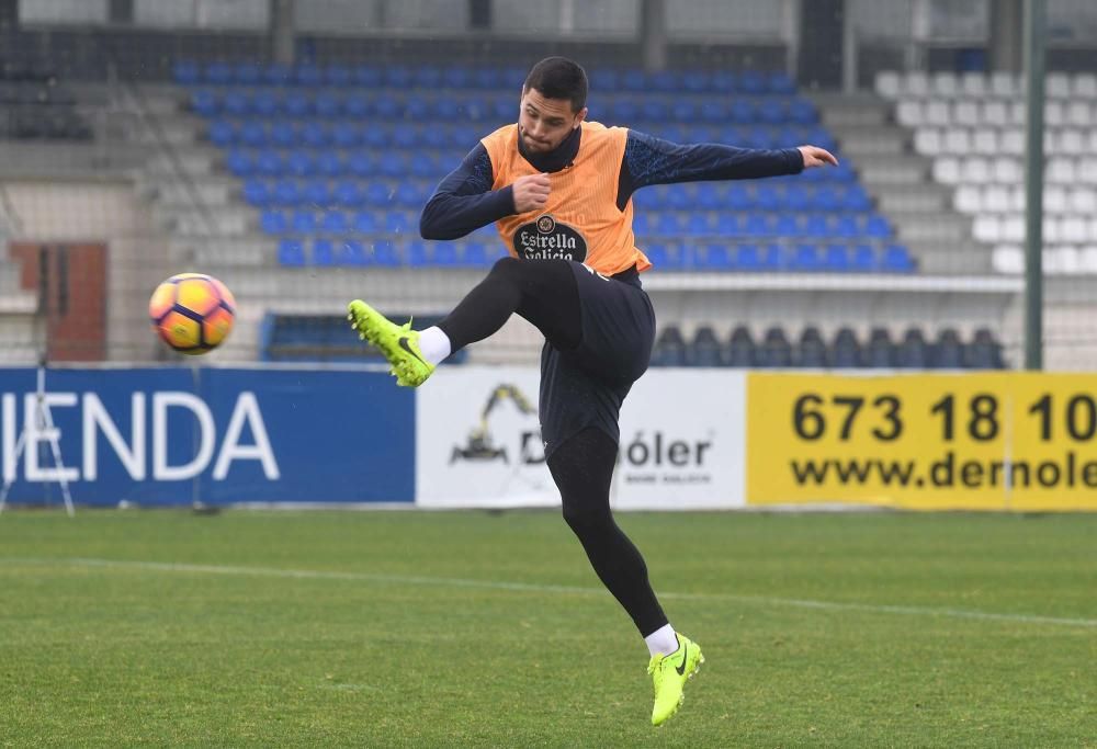 El equipo ensaya la salida de balón, centros, remates y despejes, y transiciones defensa-ataque y ataque-defensa.