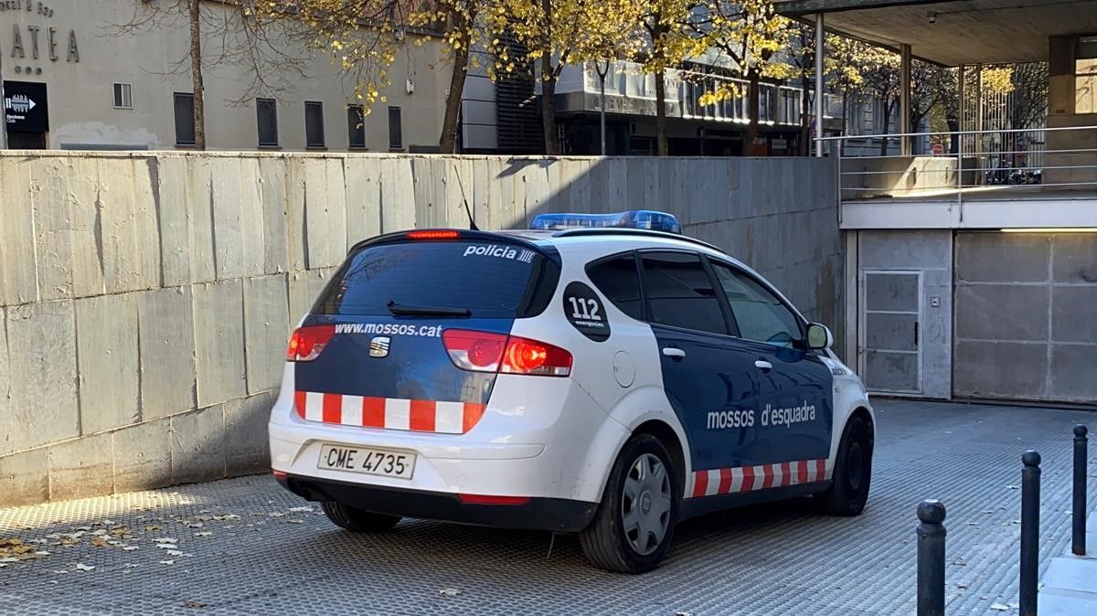 Els Mossos d Esquadra traslladant un dels detinguts pel crim de la infermera als Jutjats de Girona  el 2 de desembre del 2020 (horitzontal) Marina Lopez ACN