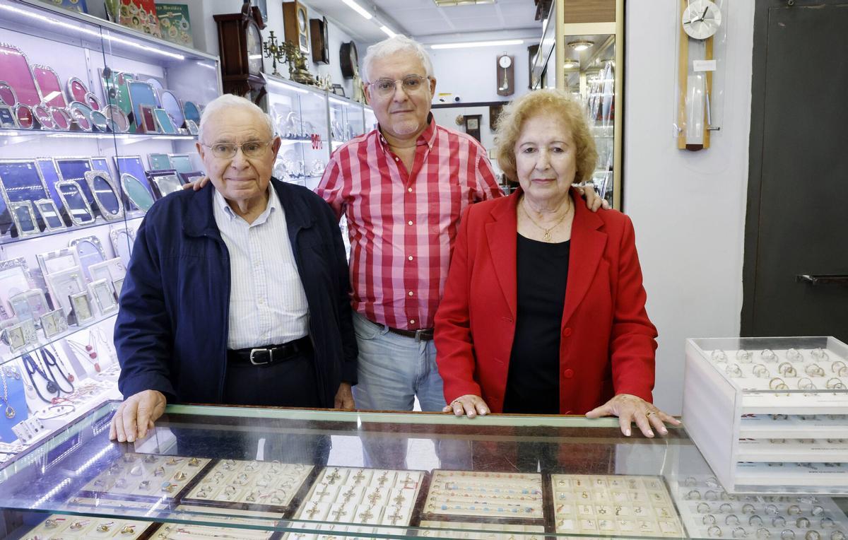 Vigo (C.Pizarro). Relojería Penin, regentada por el relojero - joyero Antonio Penin, que se jubila tras 50 años en activo, y 3 generaciones. Con sus padres Braulio Penin y Carmen Fernández.