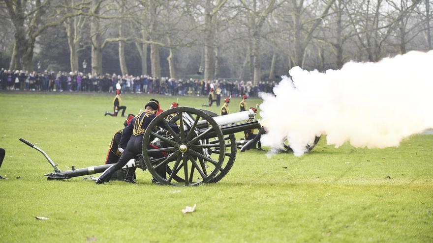 Una salva de cañón durante la celebración en Green Park (Londres).