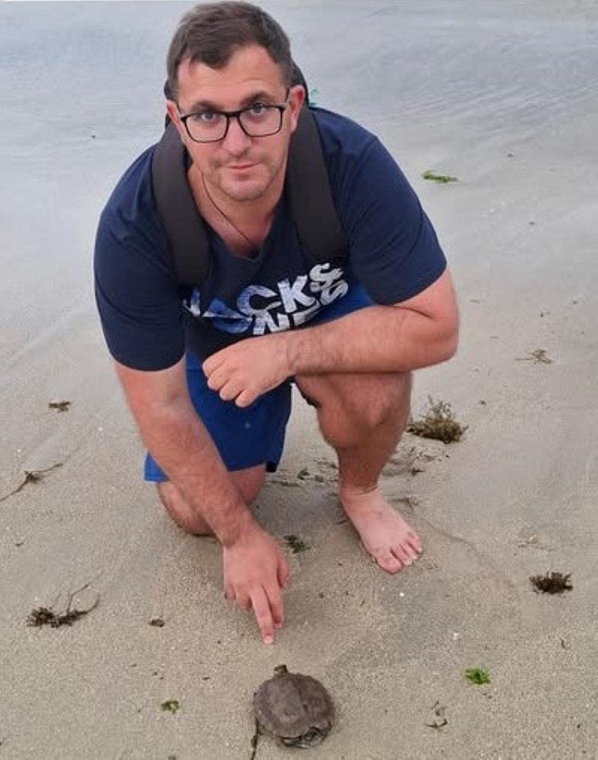 José Manuel señala la tortuga hallada.