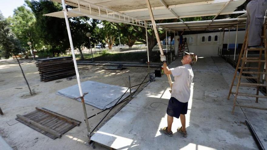 Arrancan los trabajos para montar las casetas de Los Huertos en el Malecón
