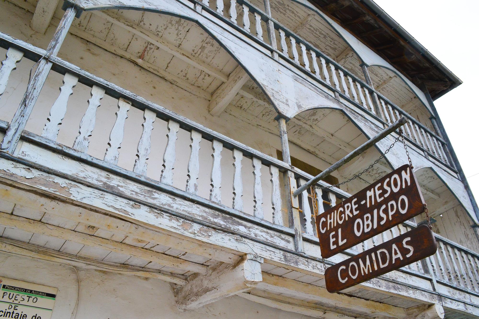 Detalle del exterior del bar tienda Casa El Obispo en San Pedro de Paredes (Valdés)