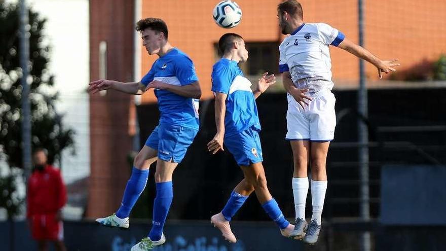 Una jugada aérea de un partido de esta temporada del Gran Peña en Barreiro. // Marta G. Brea