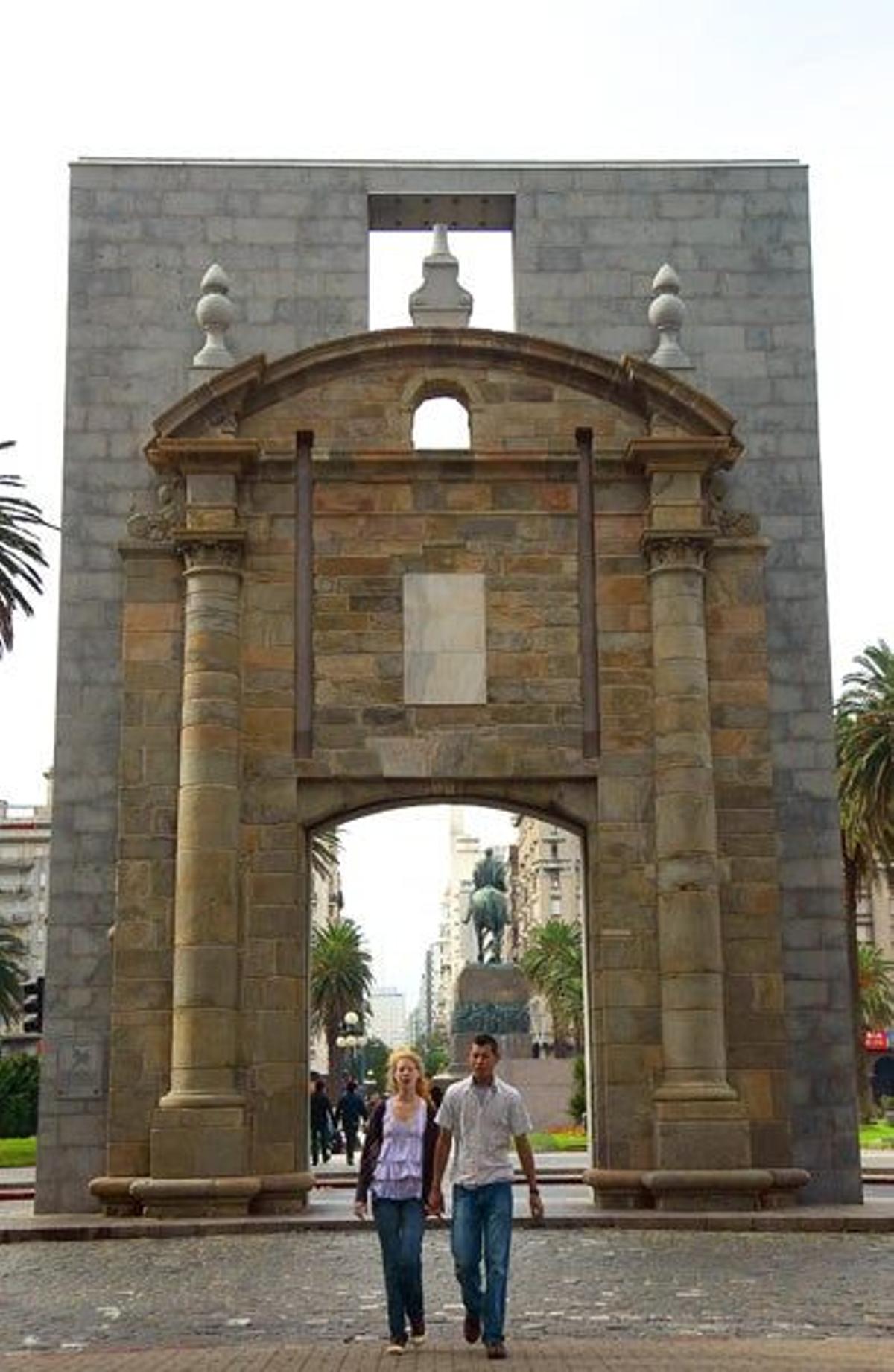 Puerta de la Ciudadela, en la Plaza de Independencia, que marca el inicio de la Ciudad Vieja