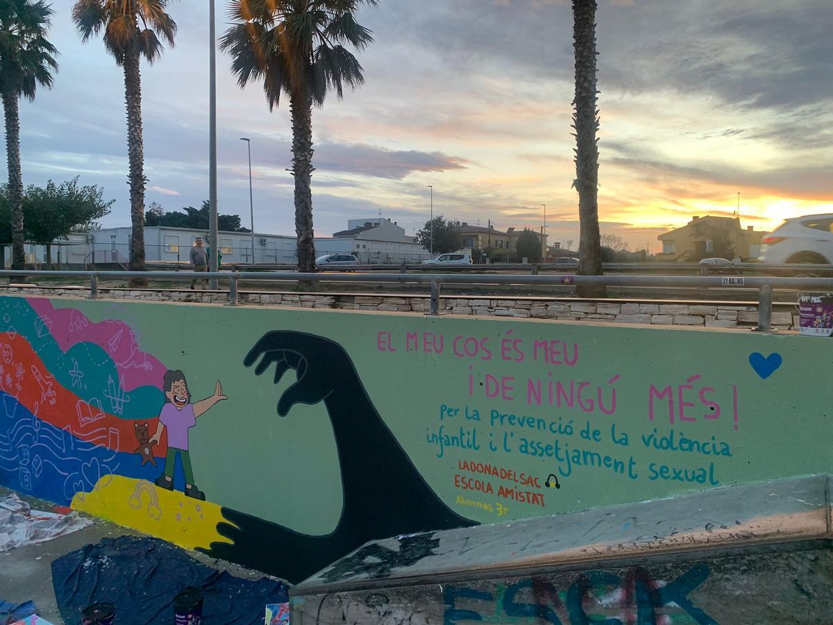 Mural contra la violencia infantil en una escuela de Catalunya.