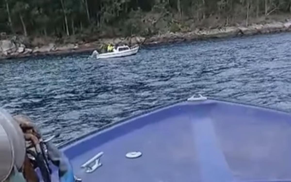 La embarcación a la deriva desde la auxiliar que la rescató