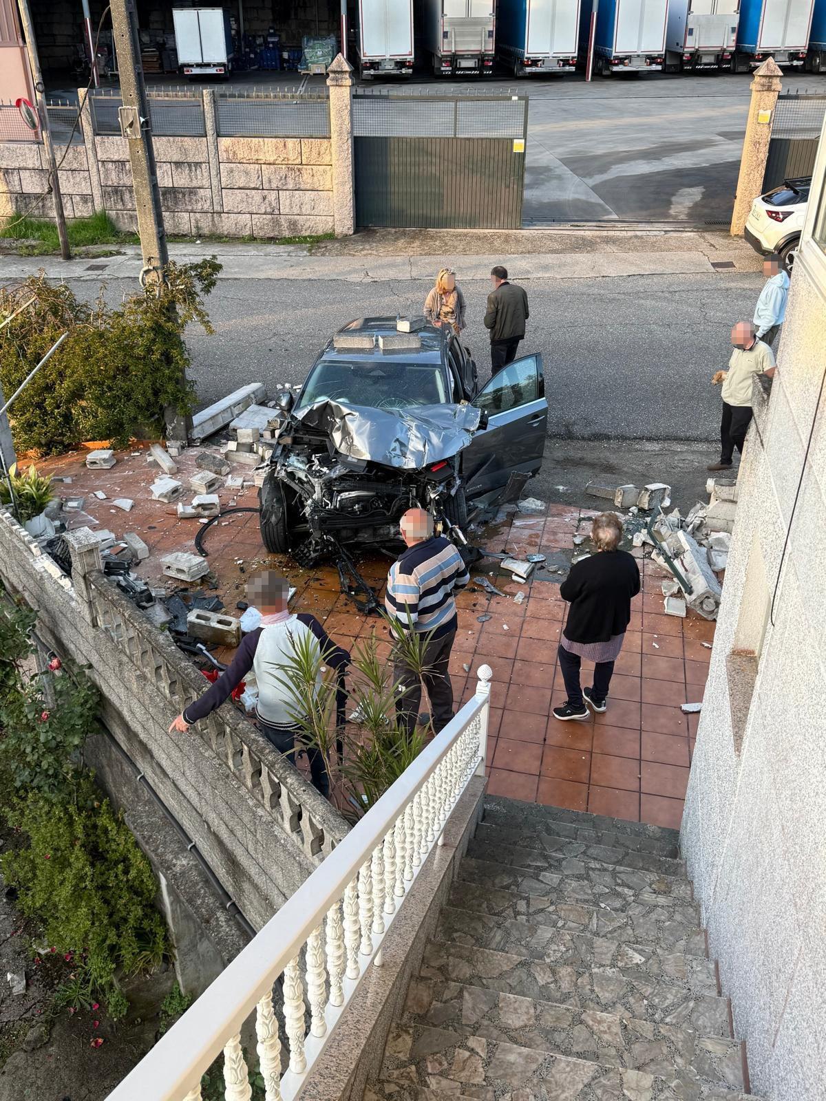 El coche, tras estamparse contra el muro de la casa.
