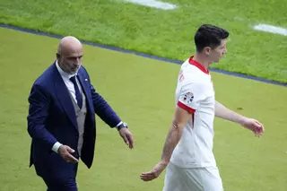Lewandowski gana la guerra: Dimite el seleccionador de Polonia Michal Probierz