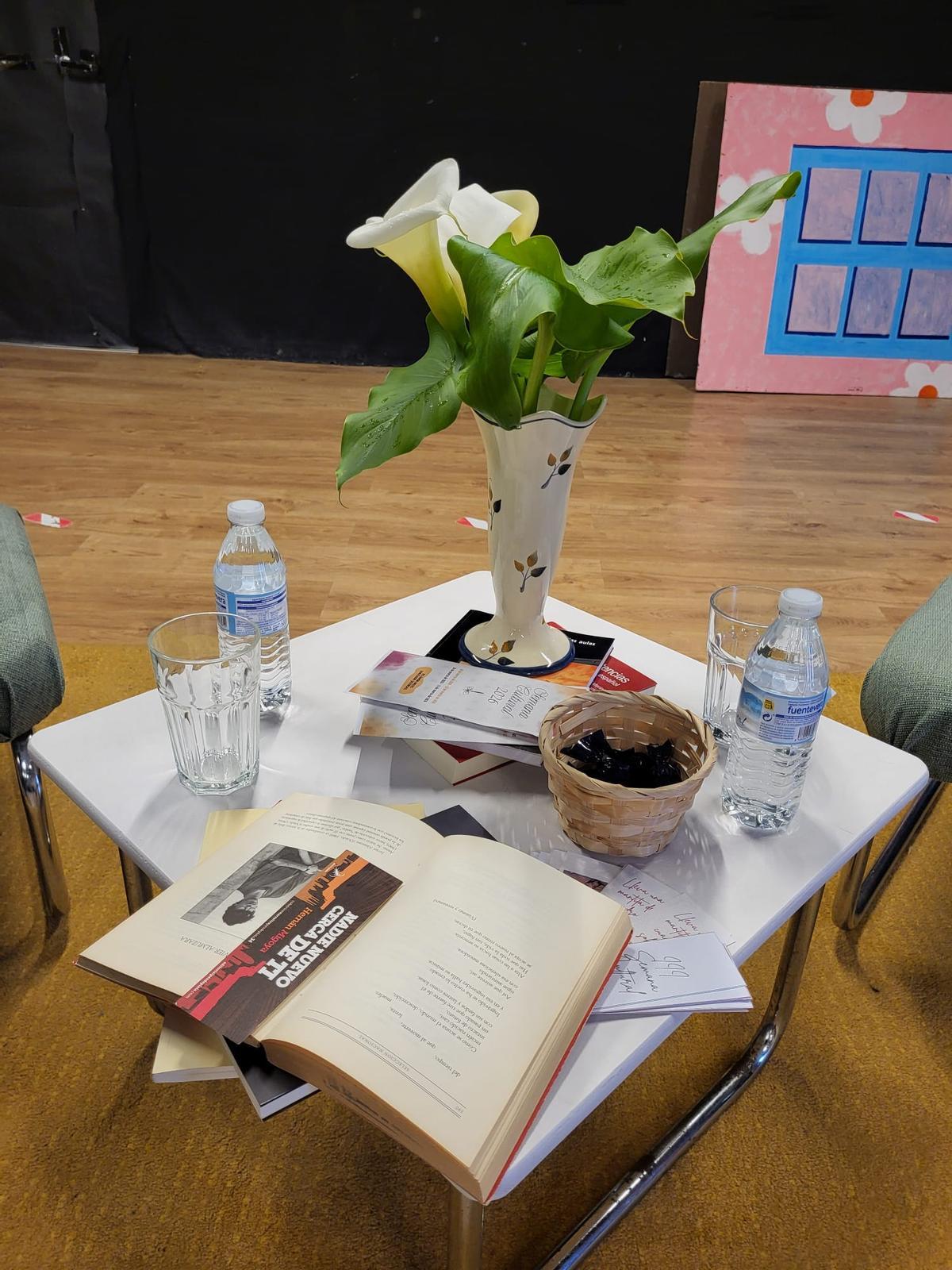 Detalle de la mesa que prepararon los alumnos para el autor.