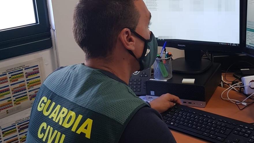 Un guardia civil durante una investigación.