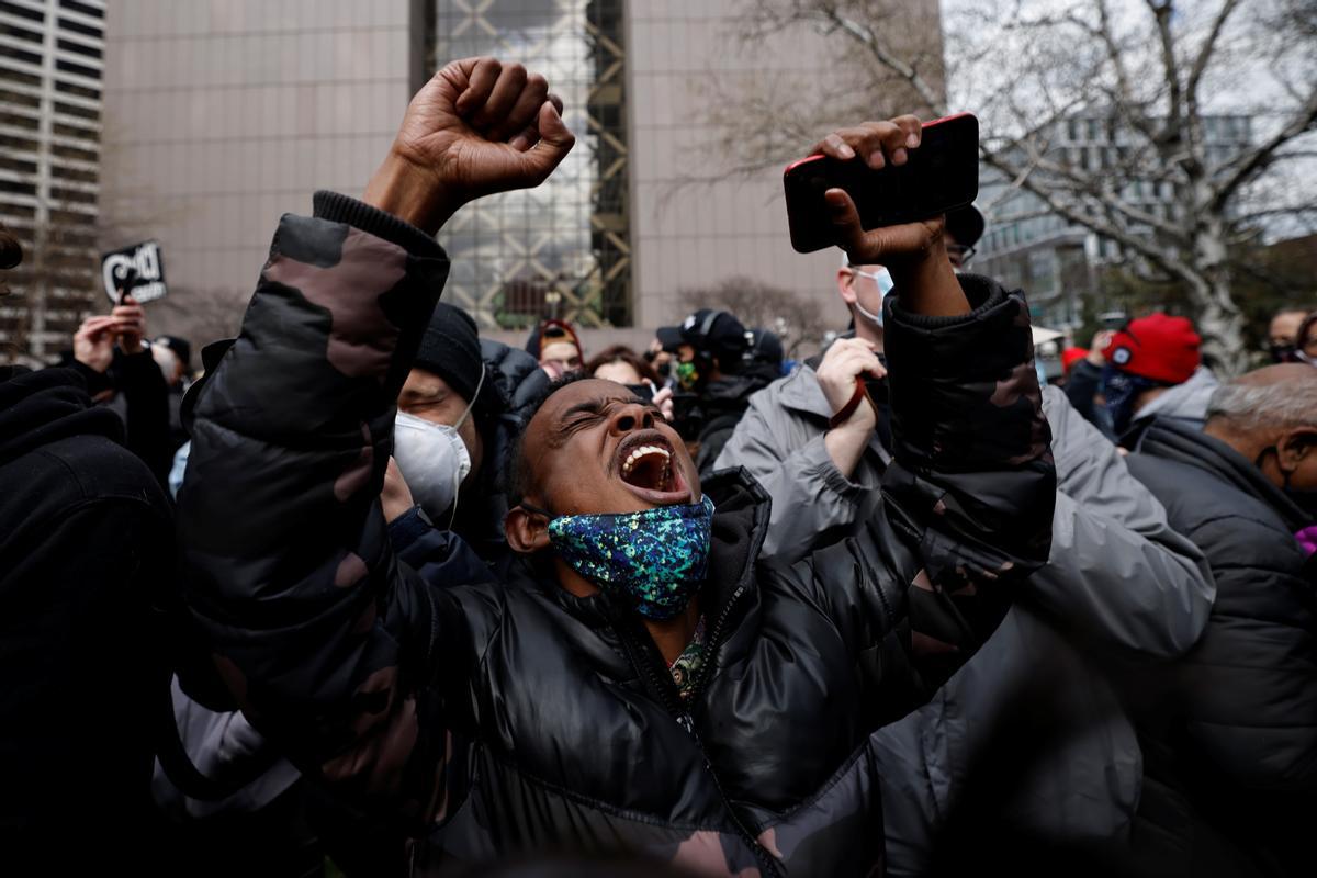 Derek Chauvin, declarado culpable de todos los cargos por la muerte de George Floyd. En la foto, celebraciones en Minneapolis tras conocerse la sentencia.