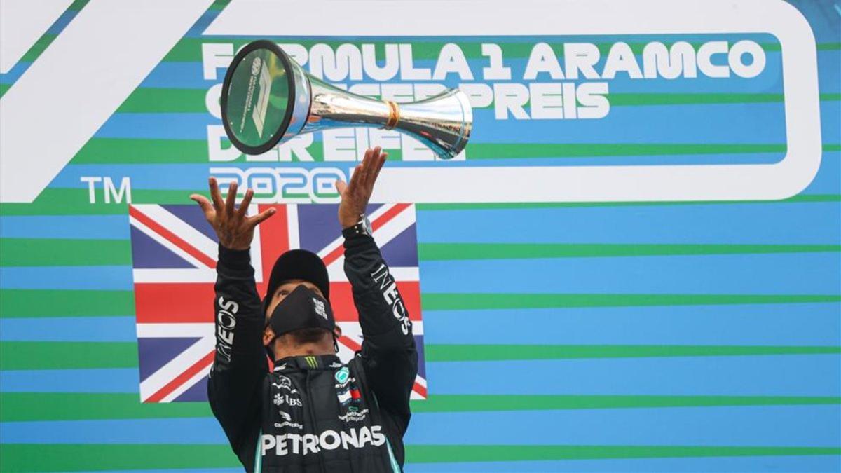 Hamilton lanza al cielo el trofeo de su triunfo en el GP Eifel.