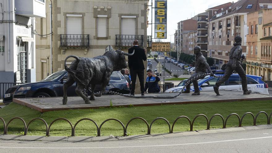 Benavente: Un conductor ebrio empotra su coche contra la rotonda del Toro Enmaromado