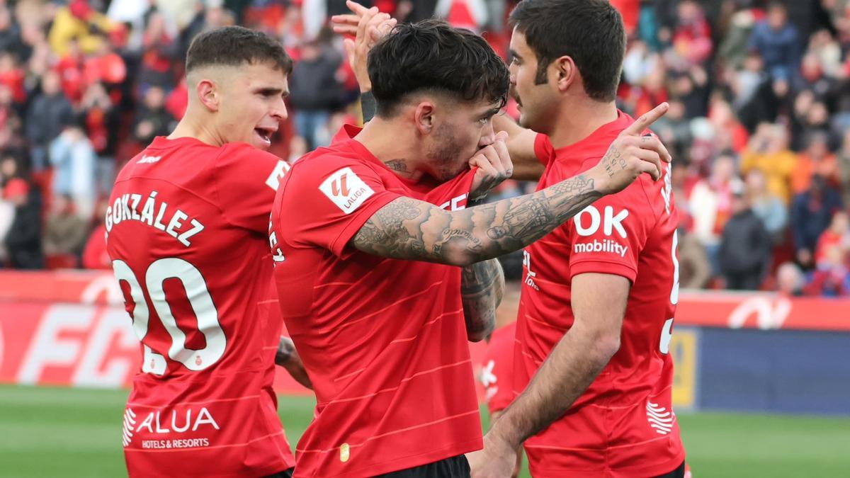 Antonio Sánchez se besa el escudo del Mallorca tras su gol ante el Rayo.