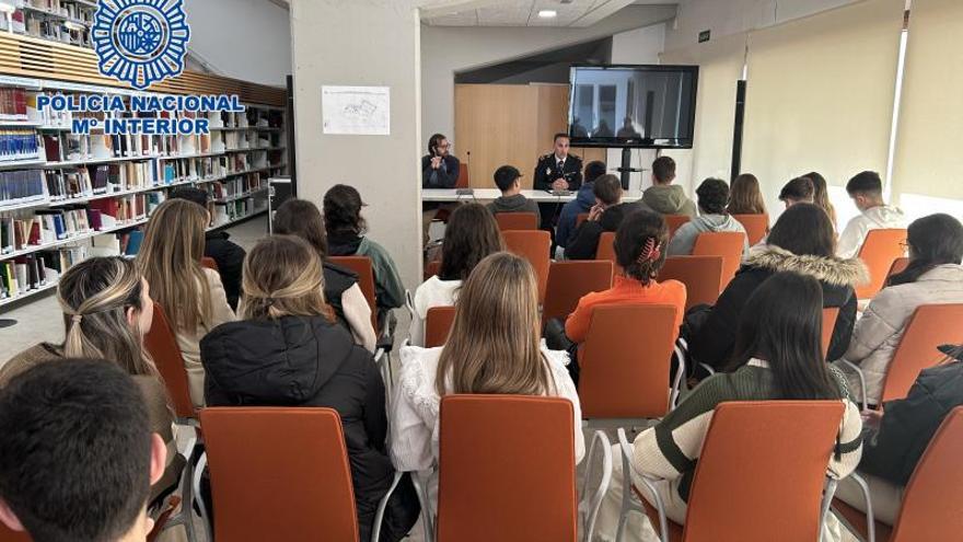 Taller de la Policía Nacional junto al IES Alhaken II