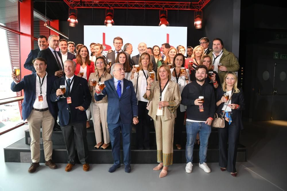 El presidente de la Xunta, Alberto Núñez Feijóo; el delegado del Gobierno, Javier Losada; y la alcaldesa de A Coruña, Inés Rey, participaron en un acto cargado de emoción y cerveza.