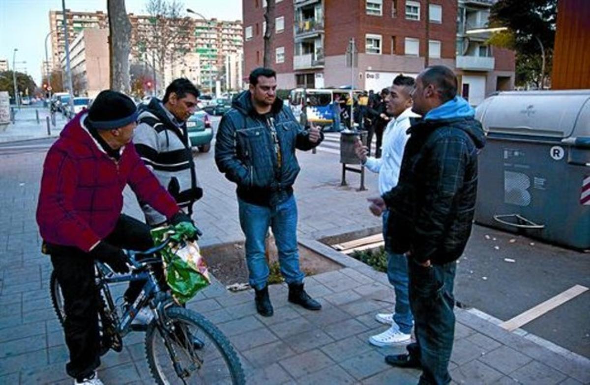 Inquietud 8 Un grup de veïns gitanos es queixen per la forta pressió policial, divendres.