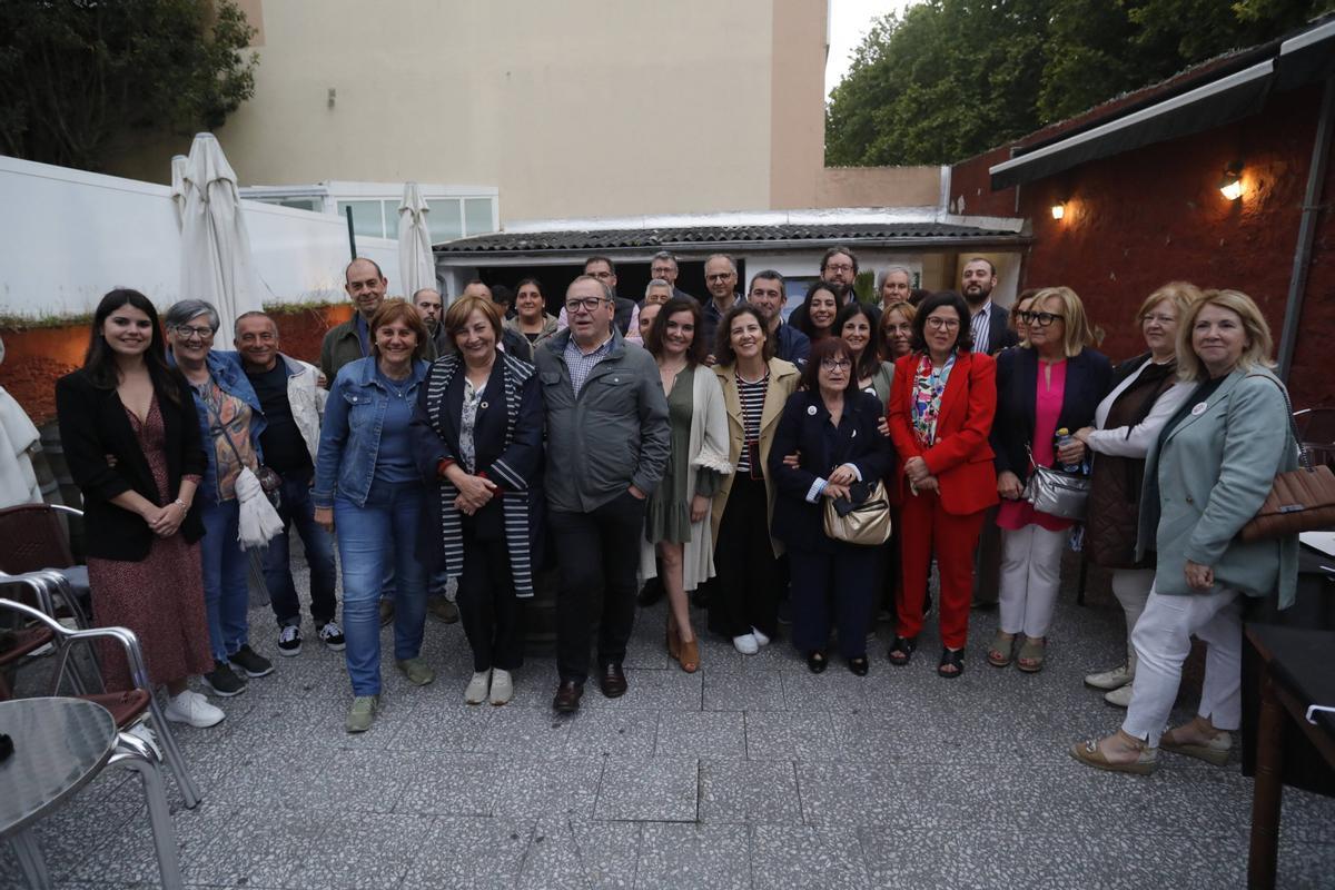 Los socialistas, de fiesta en un bar de Rivero.