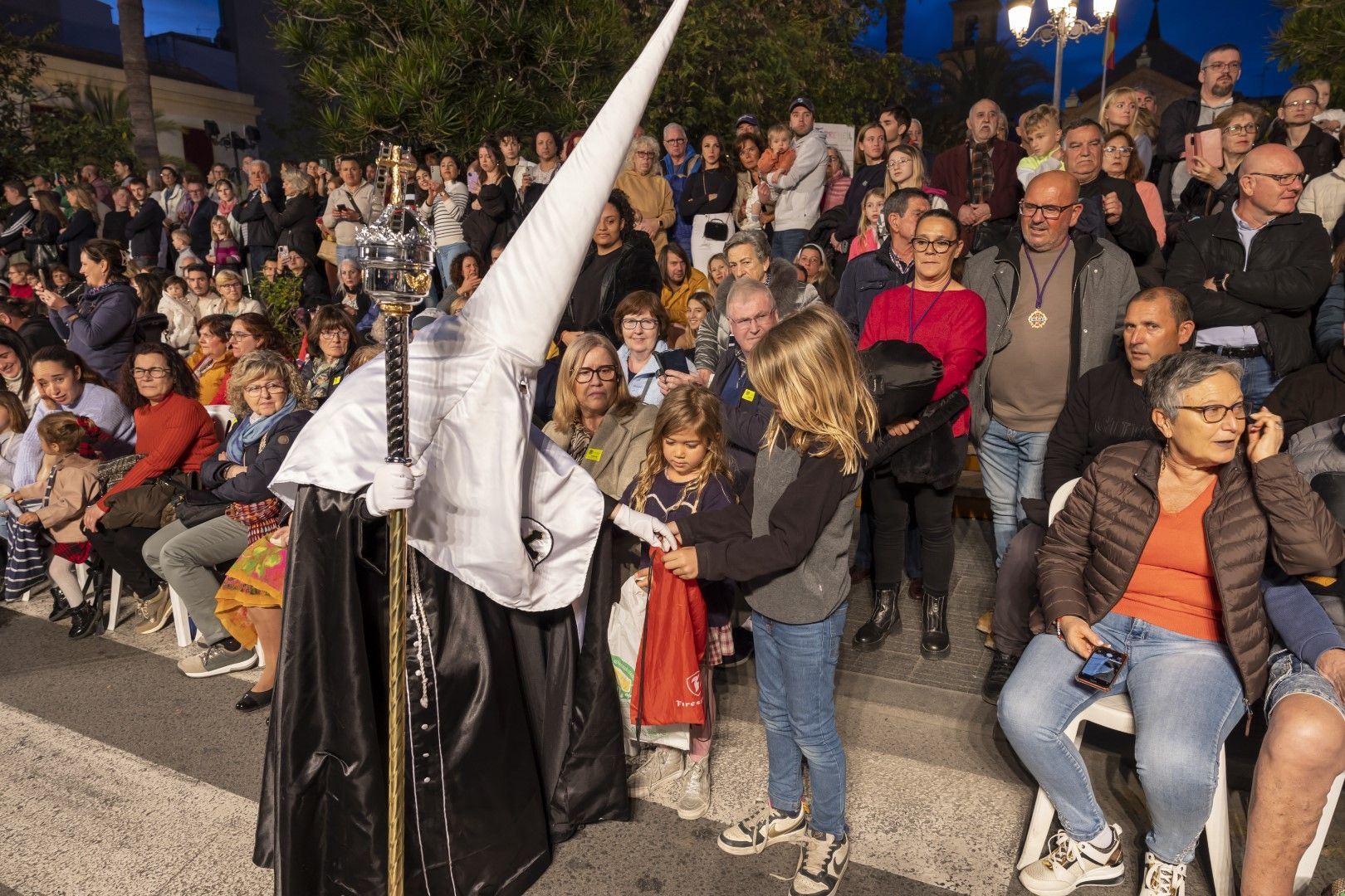 Las quince cofradías de la Semana Santa de Torrevieja recorrieron las calles en Viernes Santo