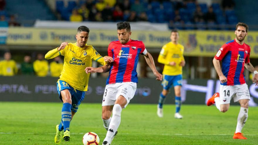 Giovanni Zarfino, protegiendo el balón en la penúltima visita del Extremadura a la UD Las Palmas.