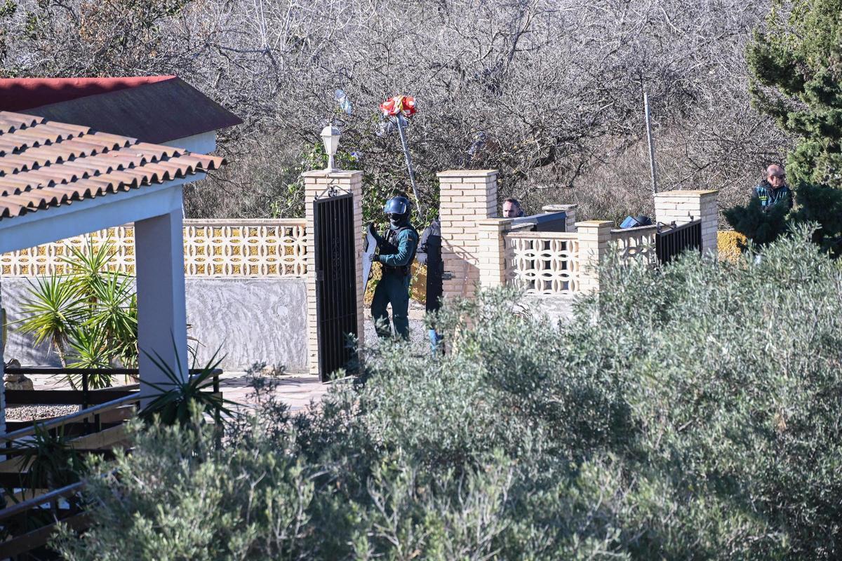 Un doble crimen mantiene acordonada una urbanización de Elche con un implicado atrincherado